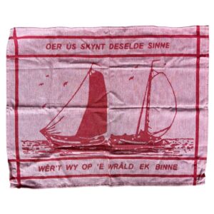 Theedoek rood met tekst “oer ús skynt deselde sinne”
